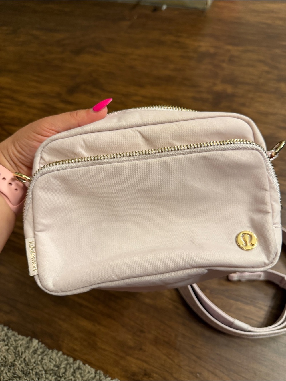 lululemon Everywhere crossbody bag - Blissful pink with Gold Hardware - Picture 3 of 14